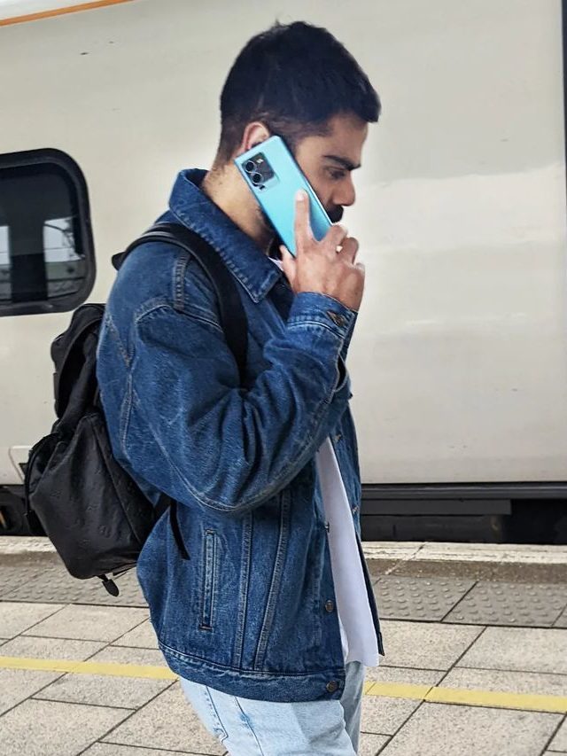 A new phone Vivo V25 has been seen in Virat Kohli’s hand.